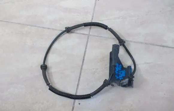 Opel Vivaro ABS brake wheel speed sensor 479102845