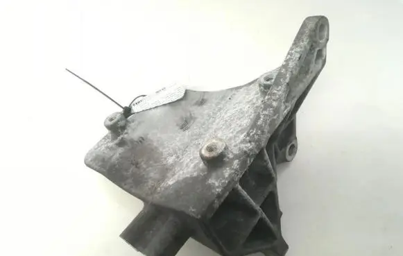 Subaru Legacy Engine mounting bracket