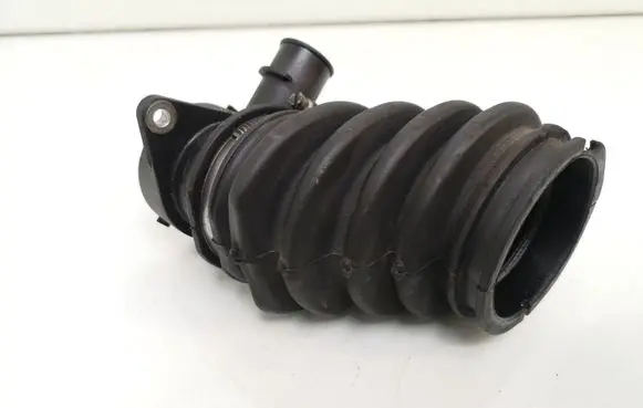 Ford Focus Turbo air intake inlet pipe/hose AV616C784AE