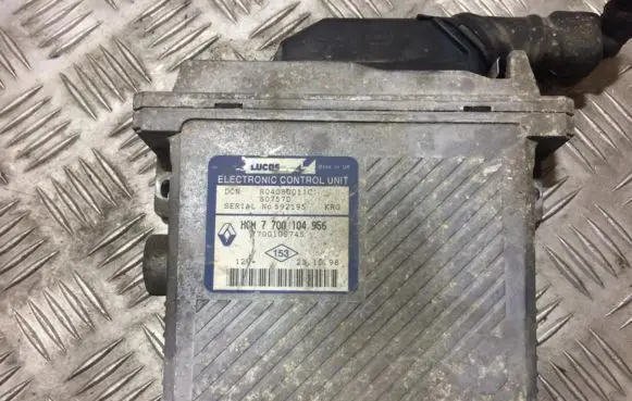 Renault Scenic I Engine control unit/module hom7700104956 7700109745