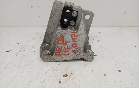 Engine mount vacuum valve