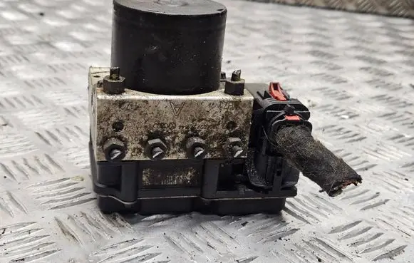 Skoda Fabia Mk2 (5J) ABS Pump 6R0907379J 090622271844 0265800816