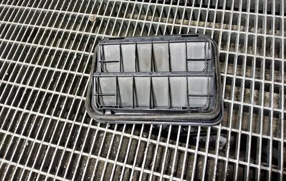 Renault Captur Quarter panel pressure vent 7700838358
