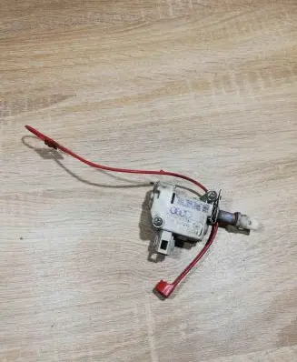 Audi A8 S8 D3 4E Fuel tank cap lock motor 4E0862150