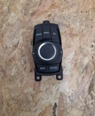 Head unit multimedia control