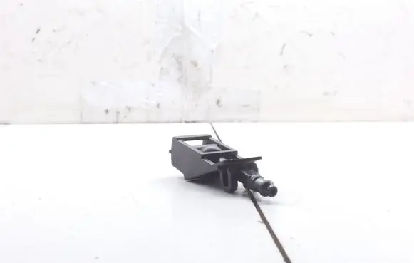 Windshield washer spray nozzle