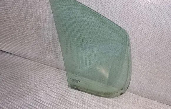 Opel Vivaro Front door vent window glass four-door 