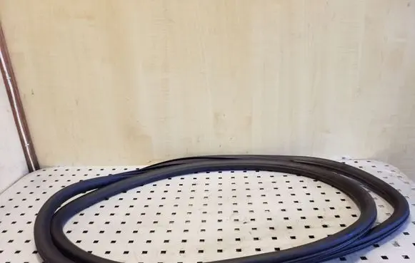 Opel Zafira C Rear door rubber seal (on body) 360574169
