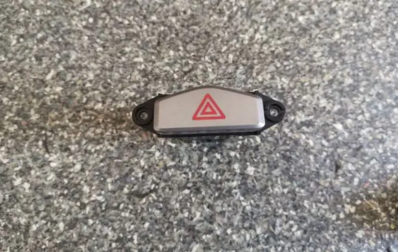 KIA Carens I Hazard light switch