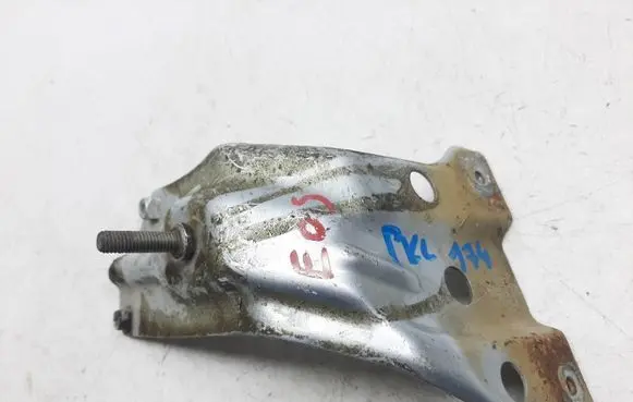 Volkswagen Eos Fender mounting bracket 1Q0821135