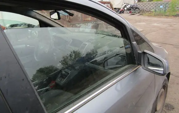 Opel Zafira B Front door window glass four-door 