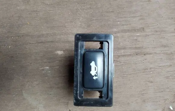 Lexus LS 460 - 600H Tailgate/boot open switch button 15C081 0814T24