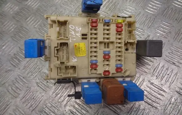 Nissan Almera N16 Fuse box cover 24350-5M300