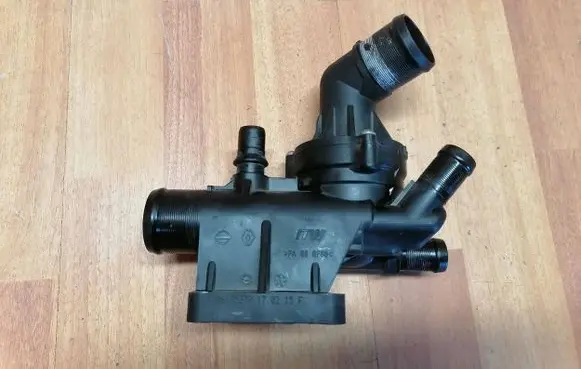 Thermostat/thermostat housing