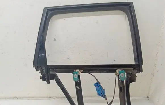 Volkswagen Touareg I Rear door window/glass frame 7L0839461D
