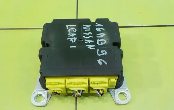 Nissan Leaf I (ZE0) Steering wheel airbag 