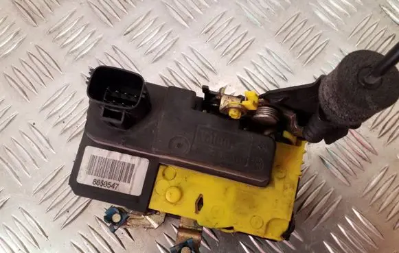 Volvo V70 Front door lock 8650547