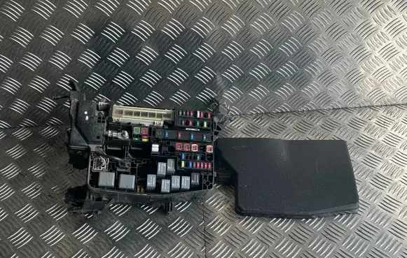 Toyota Avensis T270 Fuse box set 9311505D91