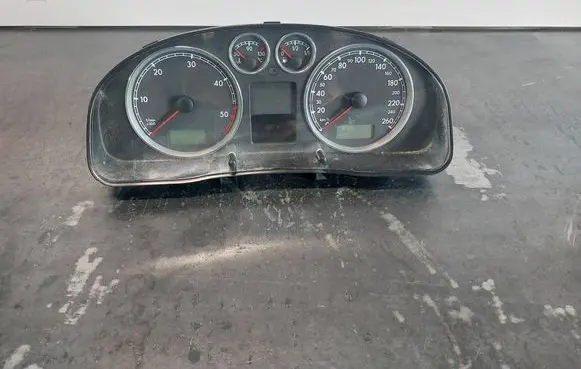 Volkswagen PASSAT B5 Speedometer (instrument cluster) 3B0920827A