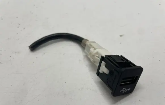 BMW 3 G20 G21 USB socket connector 745580