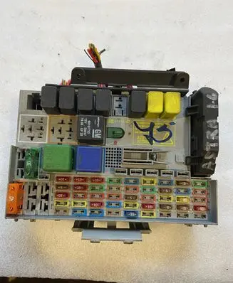 Opel Zafira A Fuse box set 24412497