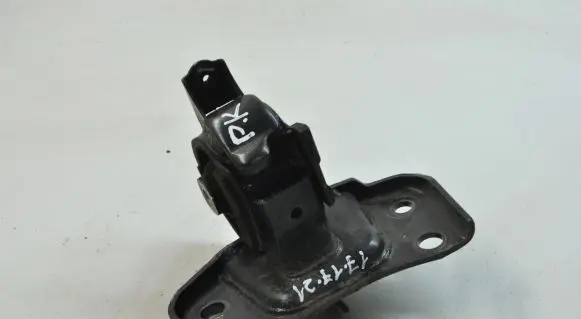 Lexus CT 200H Engine mount bracket