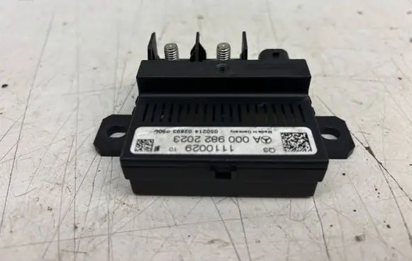 Mercedes-Benz E AMG W212 Charging relay A0009822023