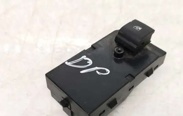Chevrolet Orlando Electric window control switch 13305370 1058