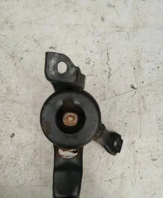 Toyota RAV 4 (XA20) Engine mount bracket