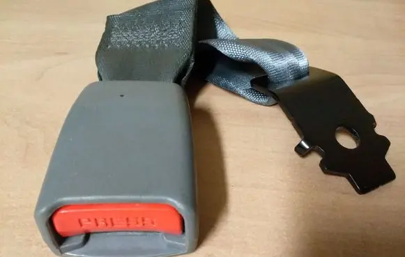 Chevrolet Nubira Middle seatbelt buckle (rear) 