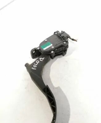 Accelerator throttle pedal
