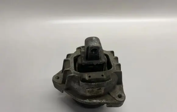 BMW 5 F10 F11 Engine mount bracket 6777381 686235