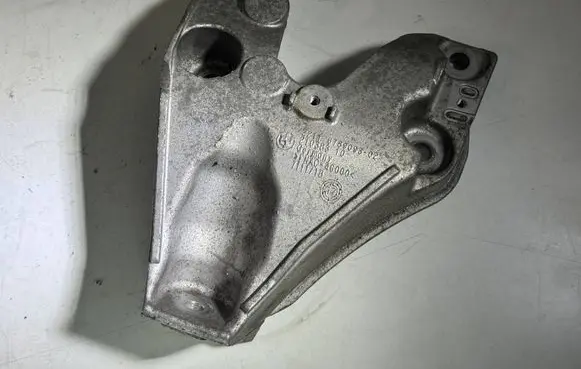 Engine mounting bracket