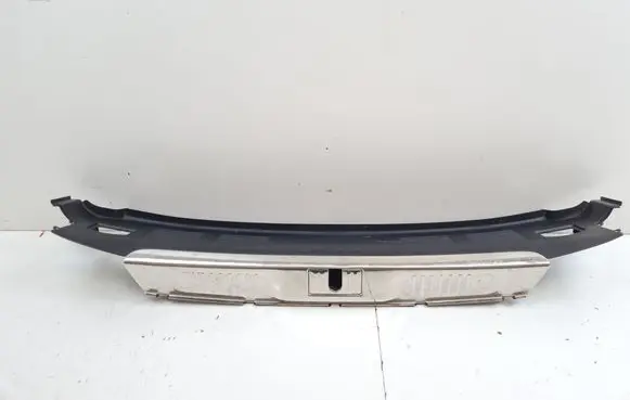 Trunk/boot sill cover protection