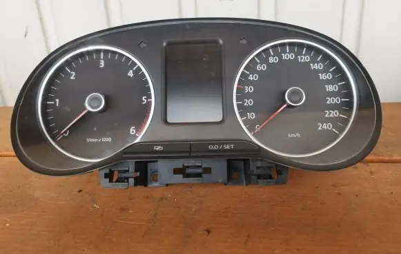 Volkswagen Polo V 6R Speedometer (instrument cluster) 6r0920861