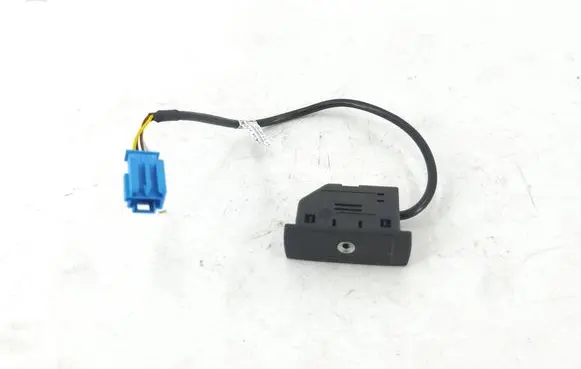 Mercedes-Benz C W204 AUX in-socket connector A1728200815 313944502 0515450328