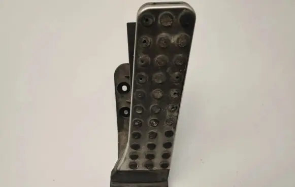 Mercedes-Benz E C207 W207 Accelerator throttle pedal A2043000204