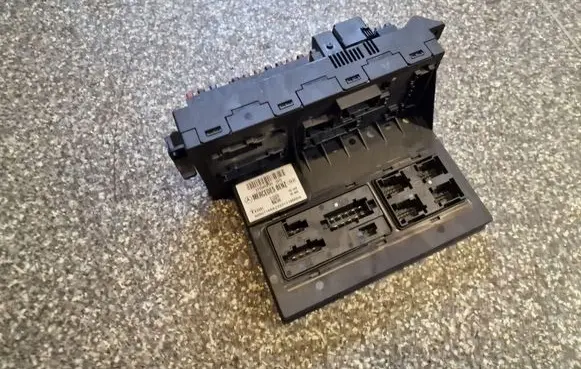 Mercedes-Benz E W211 Fuse module 2115453101