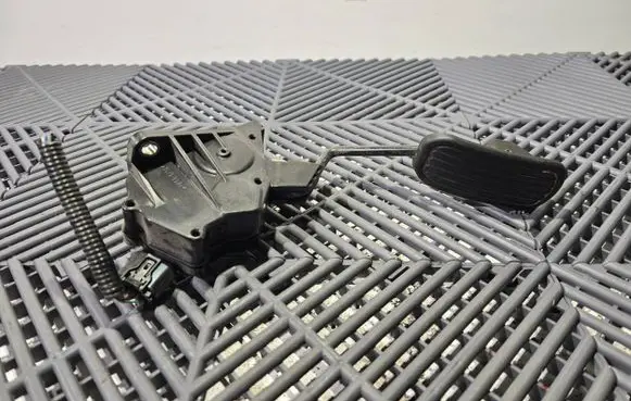 Toyota Prius (XW50) Accelerator throttle pedal 7811047060 1988001960 11T16E00069