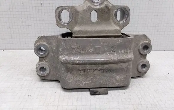 Volkswagen PASSAT B6 Engine mount bracket 3C0199555
