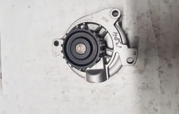 Audi A6 S6 C4 4A Water pump P546 046121004D