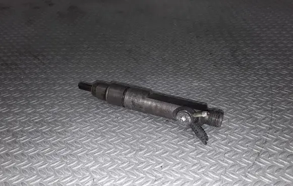 Audi A6 S6 C4 4A Fuel injector 046130201E