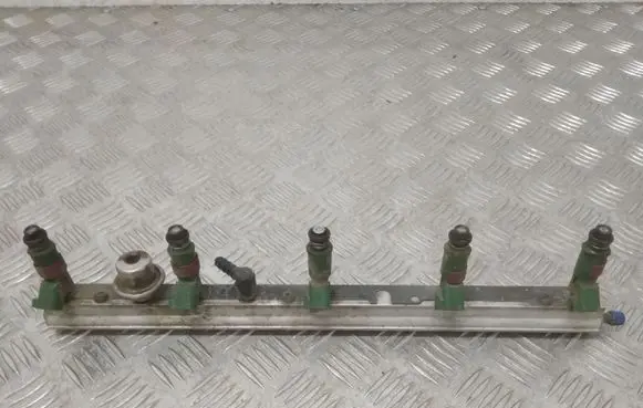 Volvo V70 Fuel main line pipe