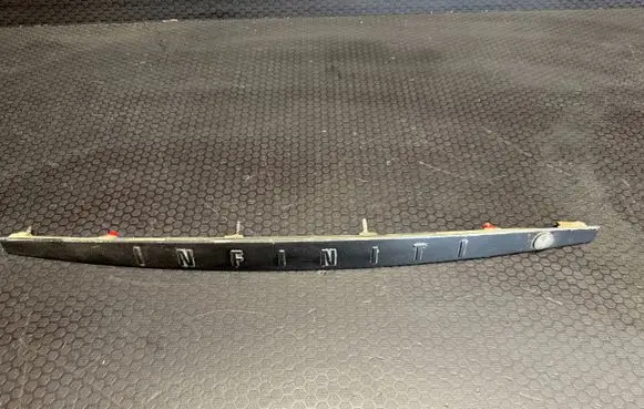 Trunk door license plate light bar