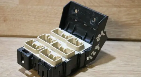 Toyota Avensis T250 Fuse module 8273405030