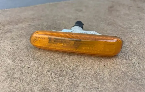 Front fender indicator light