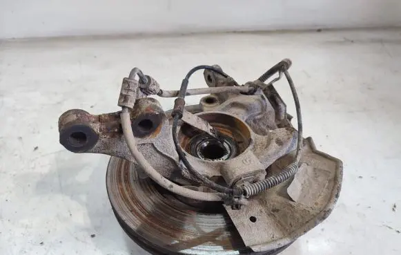 KIA Carens II Front wheel hub