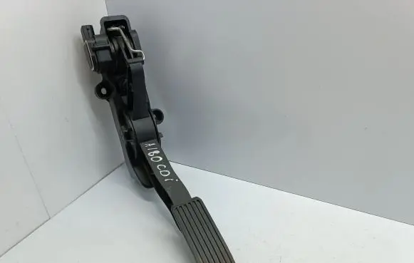 Mercedes-Benz A W169 Accelerator throttle pedal A1693000104