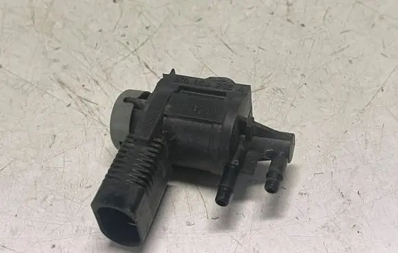 Volkswagen Touran I Turbo solenoid valve 1K0906283A 29070