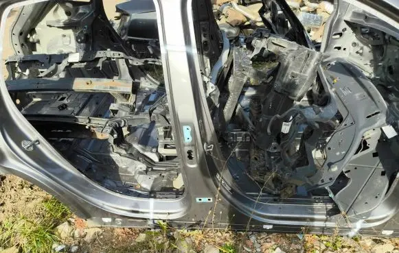 Mercedes-Benz EQA Pillar (middle) 